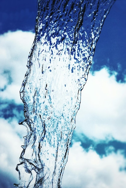 Photo l'eau qui tombe contre le ciel