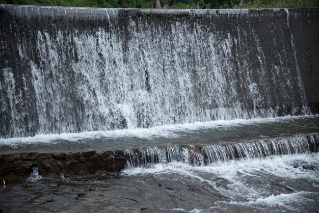 L'eau de la rivière tombant du mur du barrage