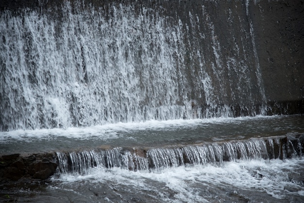 L'eau de la rivière tombant du mur du barrage