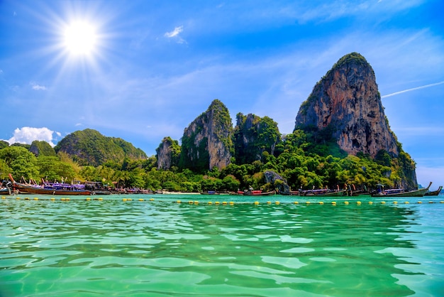 L'eau des rochers et la plage de sable blanc tropical Railay beach west A