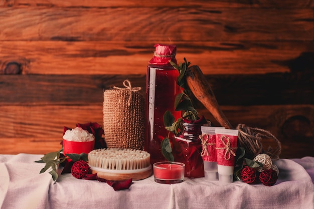 Eau de rose faite à la main pour le nettoyage holistique domestique de la peau dans un bocal en verre Produits de bien-être et de spa