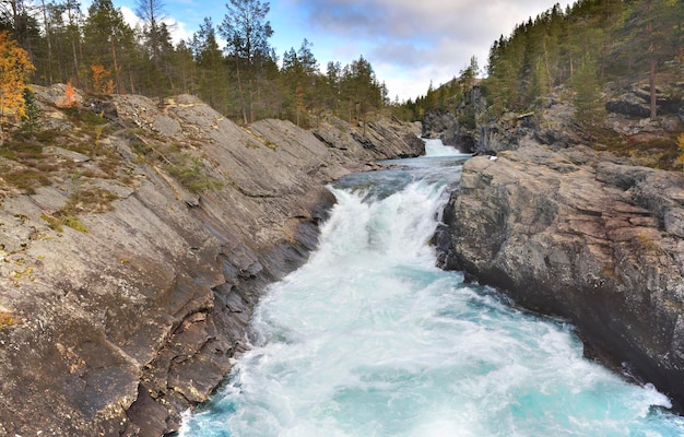 L'eau d'un ruisseau qui coule entre les rochers en Norvège