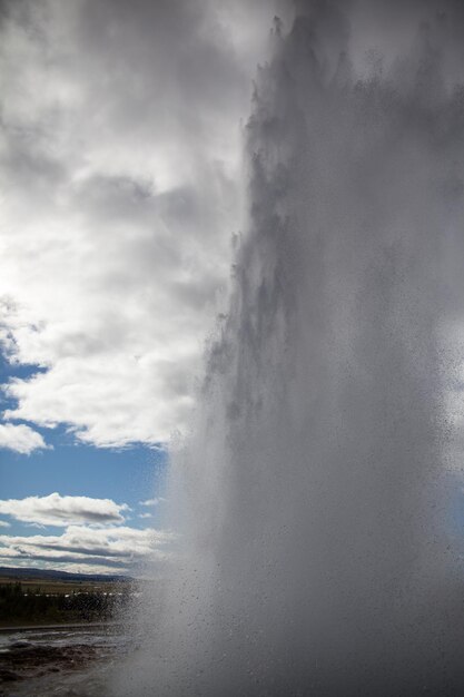 Photo l'eau s'échappe contre le ciel