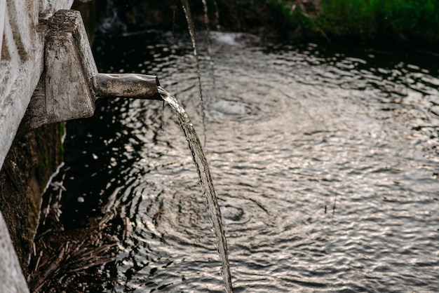 Eau s'écoulant de plusieurs tuyaux