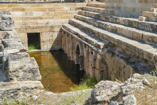 Eau de source à l'ancienne ville de Hiérapolis à Pamukkale Denizli Turkiye