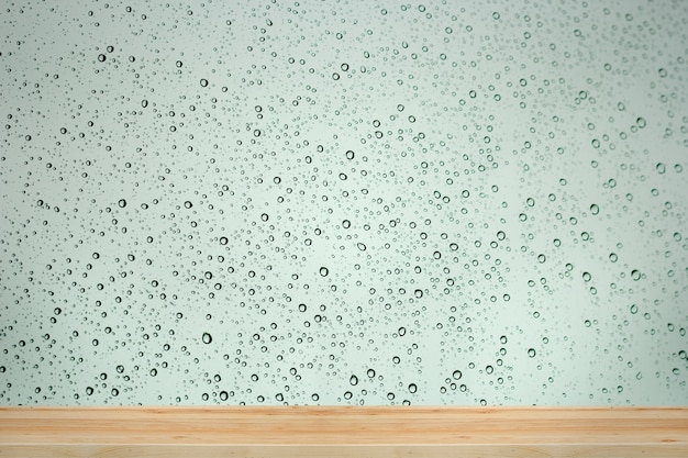 L&#39;eau tombe sur fond de verre de fenêtre.