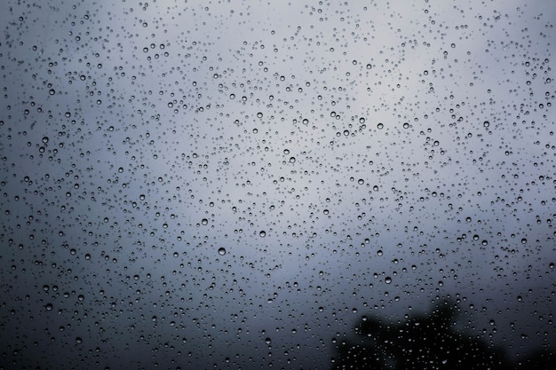 L&#39;eau tombe sur le verre de pluie qui tombe.