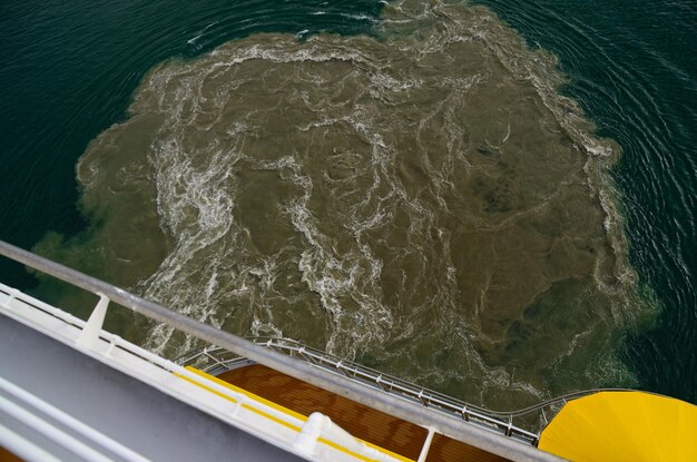 L'eau tourbillonne dans la mer du navire