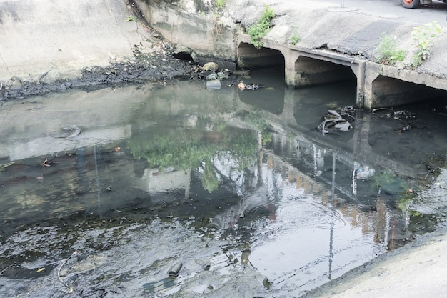 L&#39;eau toxique coule des égouts dans les égouts souterrains sales