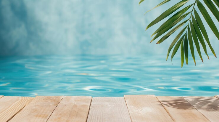 L'eau tranquille brille sous le soleil entourée de terrasses en bois et de feuilles de palmier vibrantes créant une oasis de paix pour la relaxation