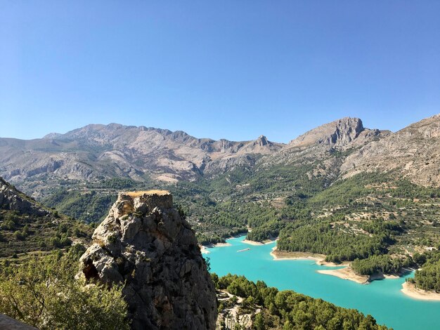 Photo l'eau turquoise du lac de guadales en espagne