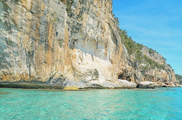 Eau turquoise et falaise dans le golfe d'Orosei Sardaigne