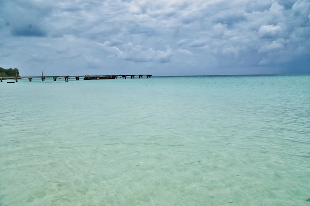 Eau turquoise de la mer des Caraïbes le jour des vacances du ciel bleu. Un petit fond de quai.