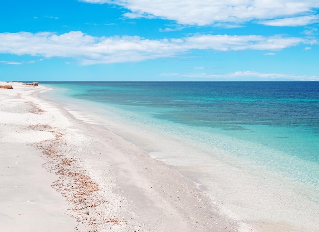 Eau turquoise par temps nuageux en Sardaigne