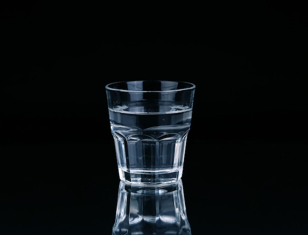 L'eau sur le verre à l'obscurité.