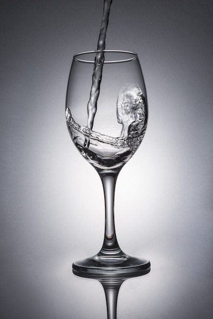 Photo eau versant dans le verre de vin