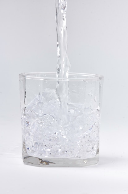 Eau versée dans un verre avec de la glace