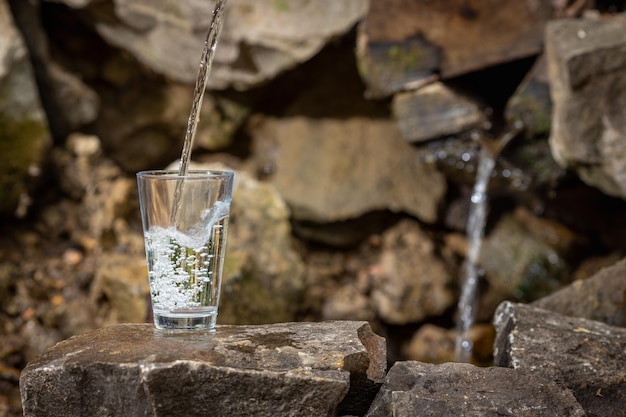 eau versée dans un verre