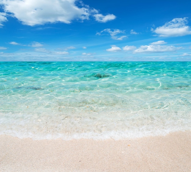 Eau verte et ciel bleu en Sardaigne