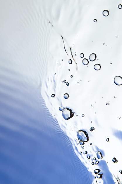 De l'eau violette avec des bulles d'air.