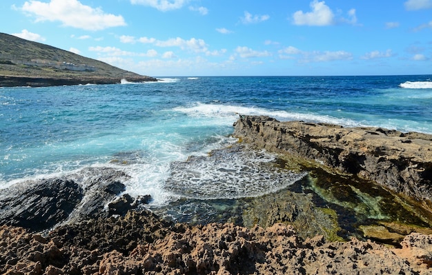 Eau vive sur le rivage rocheux