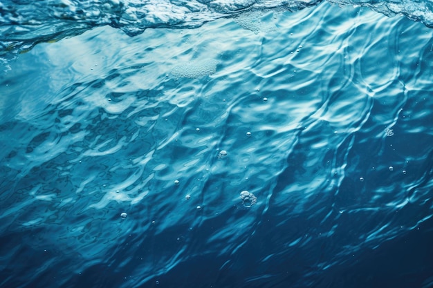 Les eaux bleues de l'océan sont une source populaire de lumière et l'eau est d'une couleur bleue très claire.