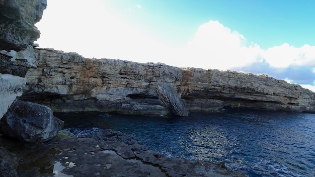 Les eaux cristallines et les falaises volcaniques balayées par le vent de Minorque