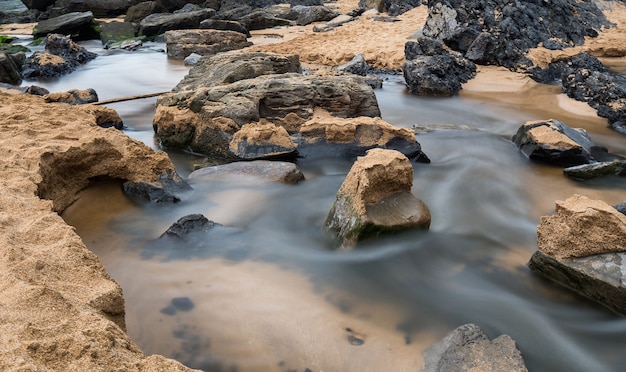 Eaux douces sombres pierres et sable