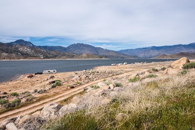 Photo des eaux tranquilles vue panoramique du lac isabella en californie états-unis 4k ultra hd