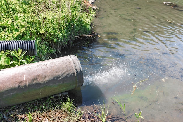 Les eaux usées domestiques s'écoulent par le tuyau de drainage des égouts dans la rivière. Pollution environnementale