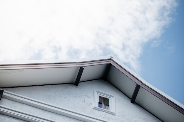 Eaves avec des nuages blancs et un ciel bleu