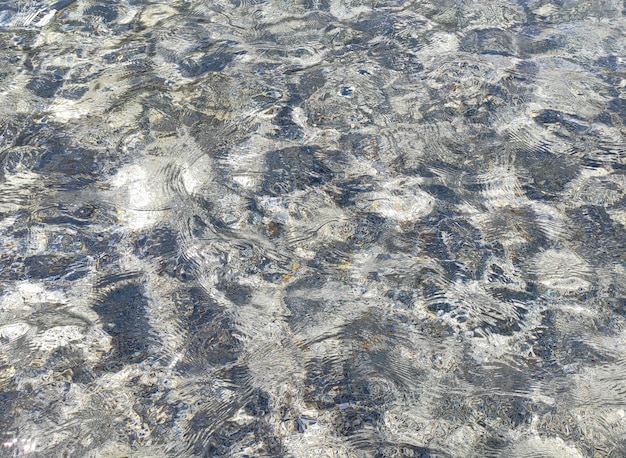 éblouissement flou sur l'eau.