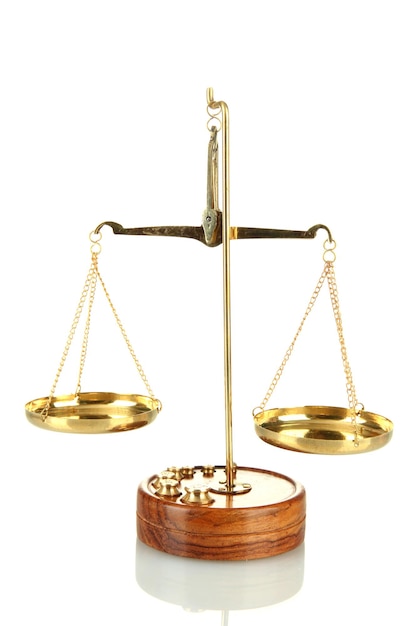 Écailles d'or de la justice isolé sur blanc