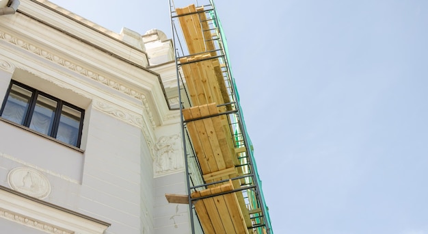 Un échafaudage sur un bâtiment est en cours d'installation.