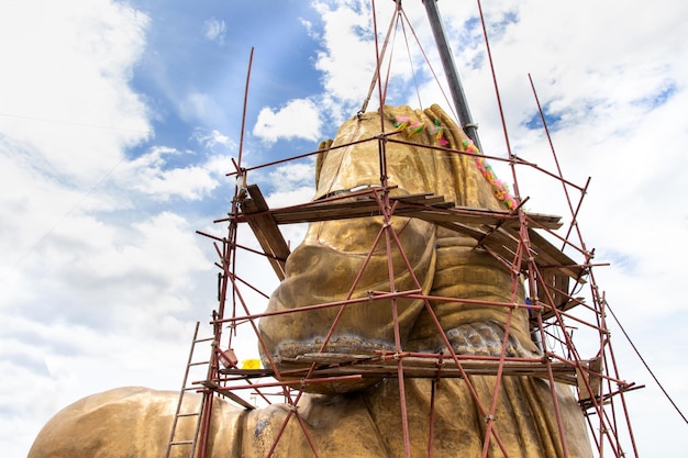 Échafaudage pour reconstruire ou réparer l'ancienne statue de Bouddha dans les chantiers de constructionéchafaudage pour la construction