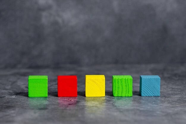 Photo Échantillon de boîtes rectangulaires cubiques polies avec un développement multicolore symbolisant la croissance de la stabilité