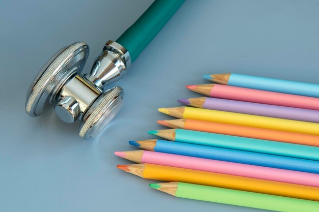 Échantillon de crayons de couleur et d'un stéthoscope représentant le pédiatre