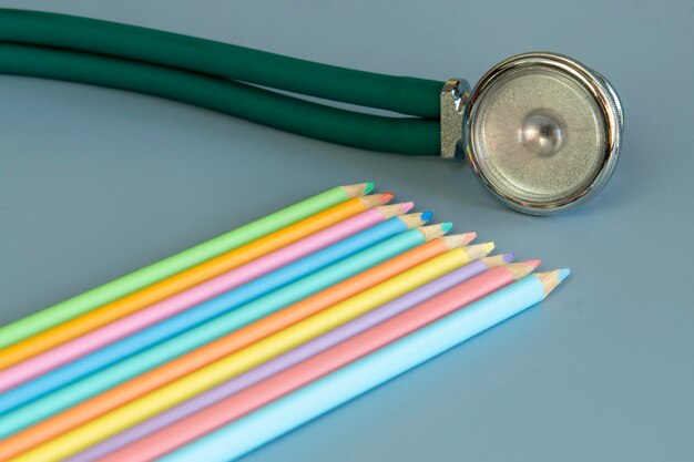 Échantillon de crayons de couleur et d'un stéthoscope représentant le pédiatre