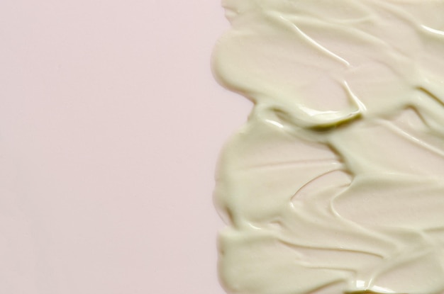 Un échantillon de crème hydratante sur fond rose Produit cosmétique pour la peau Espace de copie