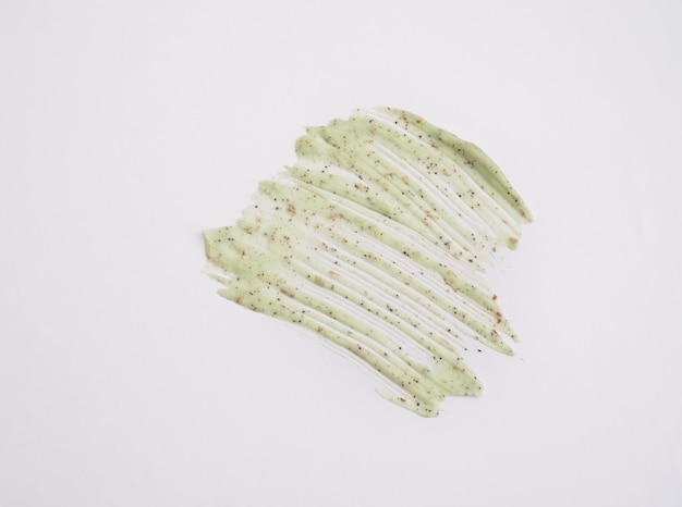 Photo un échantillon d'un gommage vert naturel sur fond blanc crème peeling avec microcapsules