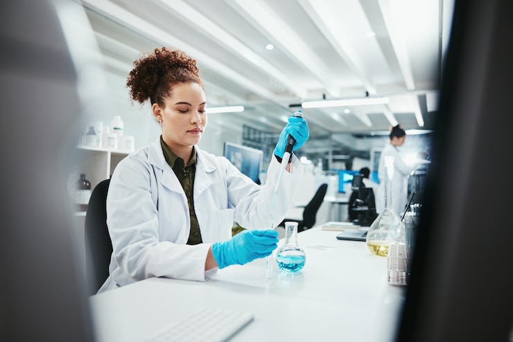 Photo échantillon de scientifique et femme en laboratoire avec tube à essai pour l'expérience de recherche ou l'analyse de l'adn vaccine à pipette et personne médicale pour l'investigation des essais pharmaceutiques ou le développement d'un remède avec une solution