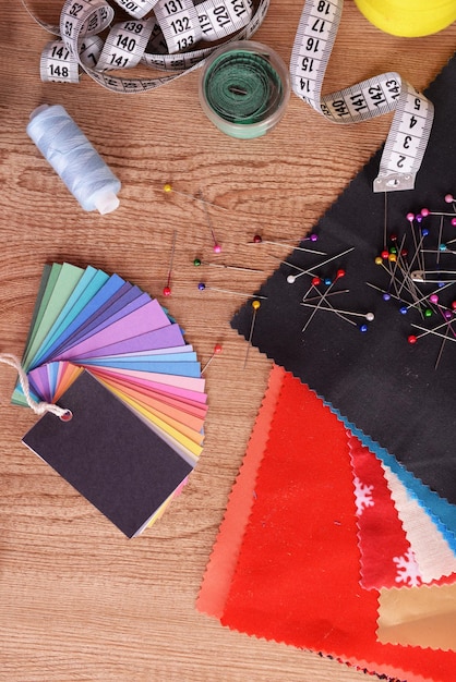 Des échantillons de tissu coloré sur une table en bois