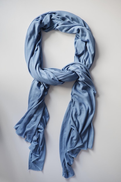 Photo Écharpe en polyester bleu sur fond blanc écharpe décontractée pour le cou ou le hijab