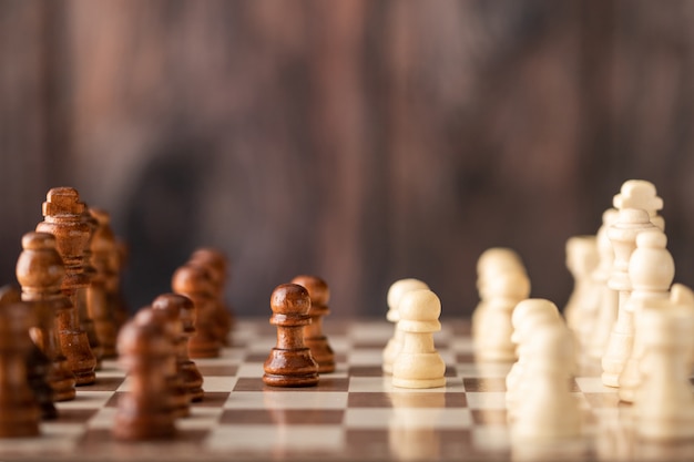 Echecs en bois sur le plateau