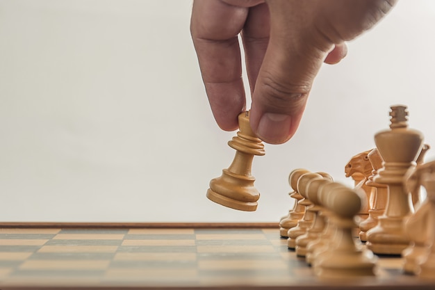 Echecs à bord avec la main