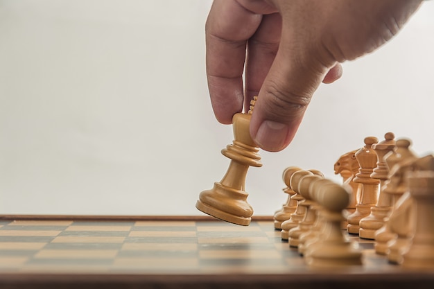 Echecs à bord avec la main