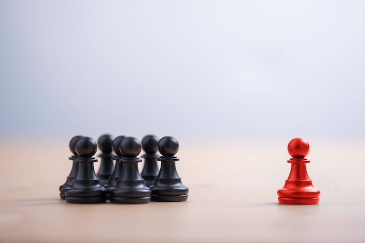 Photo les échecs du pion rouge sont sortis du groupe pour montrer différentes idées et leadership. changement de technologie d'entreprise et interruption pour un nouveau concept normal.