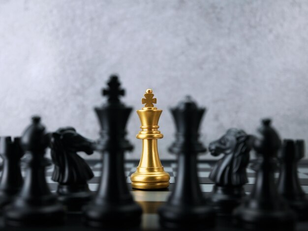 Les échecs du roi d'or rencontrent l'équipe d'échecs noire Concepts de leadership