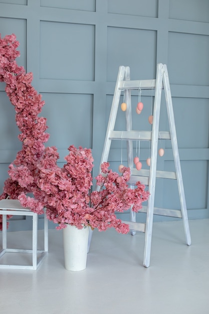 Échelle En Bois Et Guirlande D'oeufs. échelle Décorative Et Vase Avec Sakura à L'intérieur De La Maison