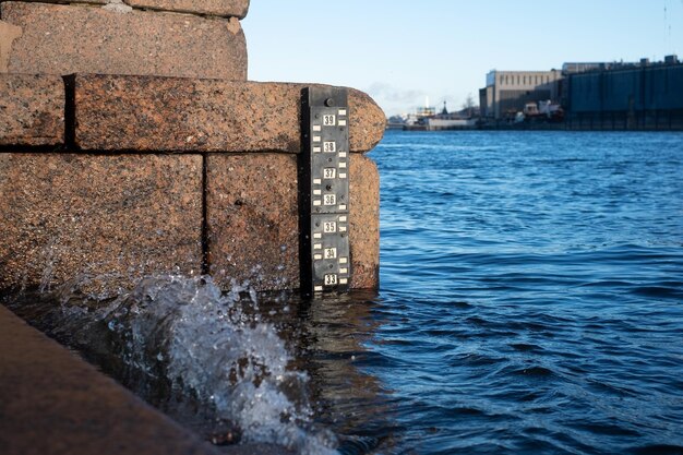 Echelle des indications de niveau d'eau dans la rivière